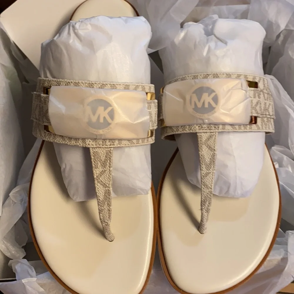 - MICHAEL KORS Signature Sandals - Picture 3 of 4